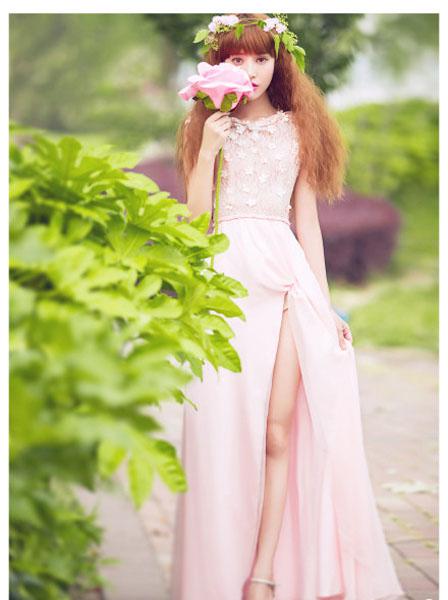 年轻漂亮的女士护士内衣